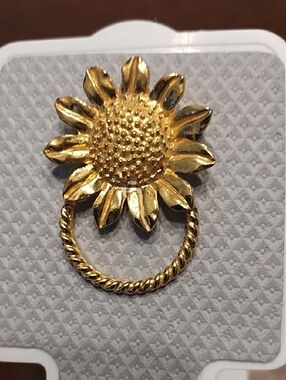 Gold Sunflower - Elegant Women's Jewelry